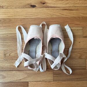 Suffolk Sheffield Pointe Shoes with Darning